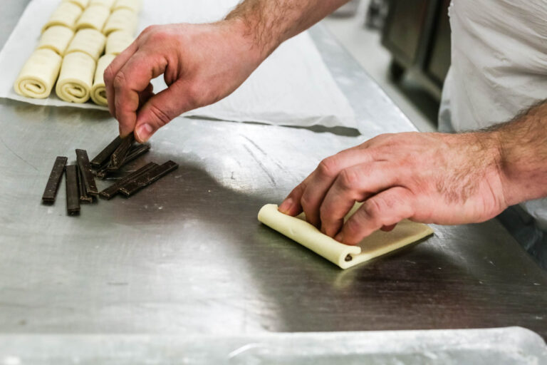 Réalisation de pains au chocolat - Mains farinées en action - Reportage sur l’artisanat alimentaire - créateur de contenu nantes