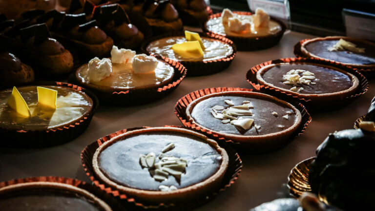 Tartes au chocolat et citron - Vitrine de pâtisseries artisanales - Photographie boulanger - studio photo loire-atlantique