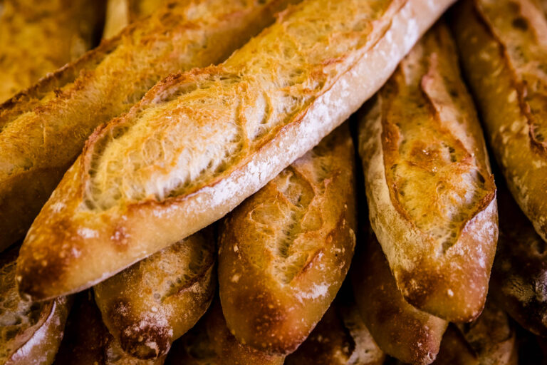 Pile de baguettes dorées - Croûte croustillante en gros plan - Photo de boulangerie - Agence Brunet-Monié