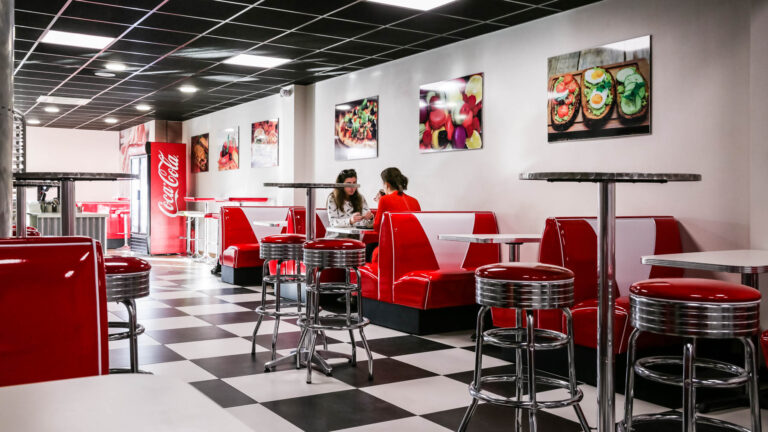 Salle de restauration style américain - Banquettes rouges et sol damier - Reportage décor d’intérieur - photographe nantes