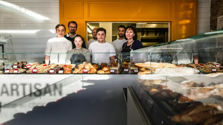 Équipe de boulangerie en vitrine - Assortiment de viennoiseries exposées - Portrait de boulanger - Agence photo à Nantes