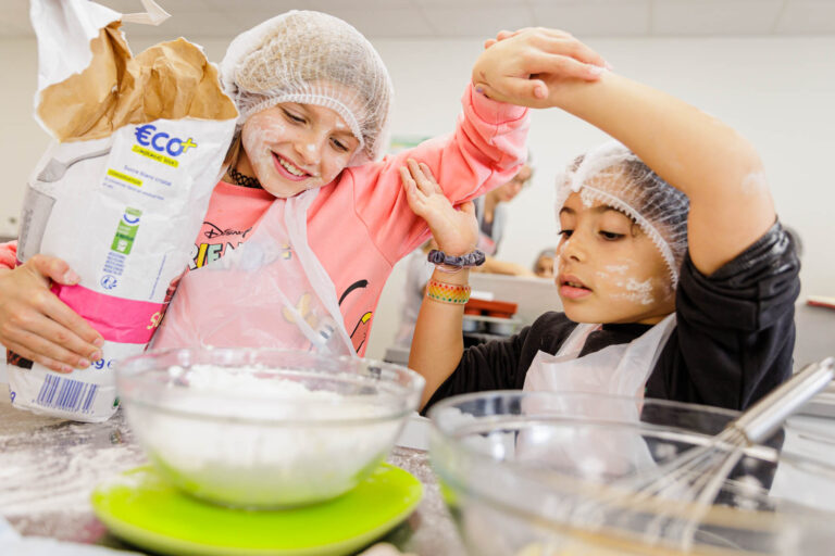 Enfants recouverts de farine souriants - Atelier pâtisserie ludique - Reportage publicitaire - photographe nantes