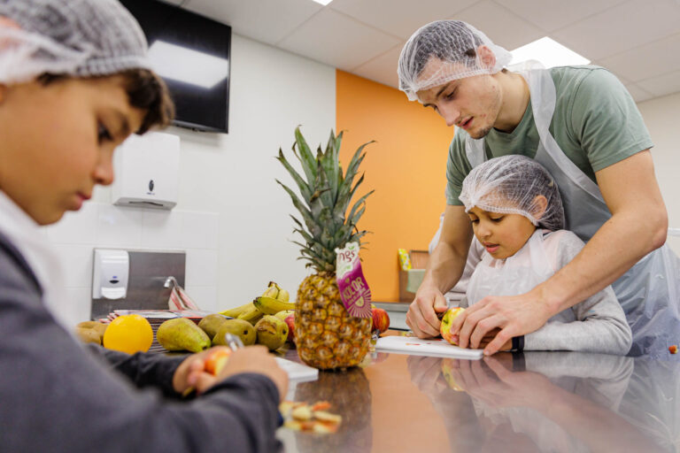nimateur aidant à éplucher un fruit - Préparation recette avec enfants - Photographie publicitaire - créateur de contenu nantes