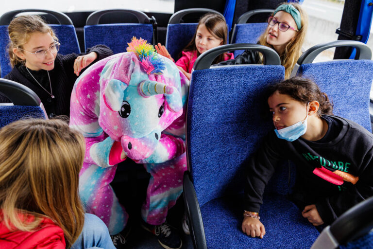 Mascotte licorne dans un car - Animation ludique transport enfants - reportage publicitaire - Agence photo à Nantes