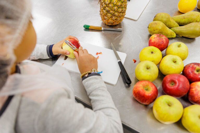 Épluchage de pomme par enfant - Préparation fruits en atelier cuisine - Photographie publicitaire - studio photo loire-atlantique