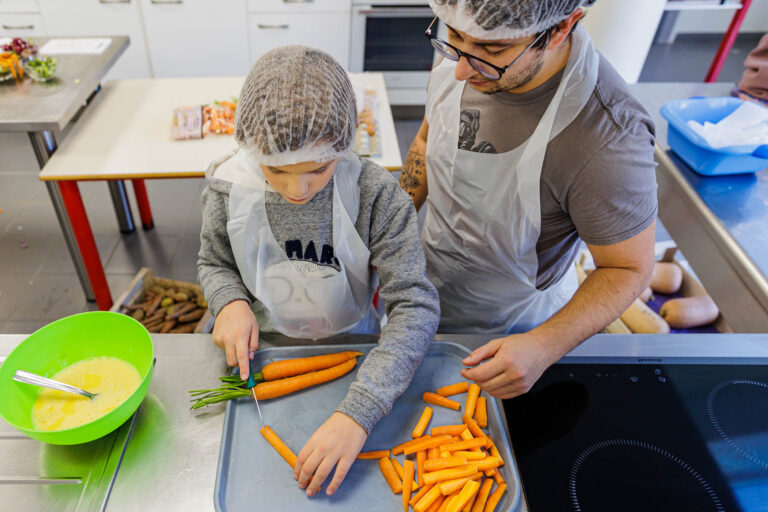 Découpe de carottes avec animateur - Geste culinaire accompagné - Reportage publicitaire - prestataire photo nantes