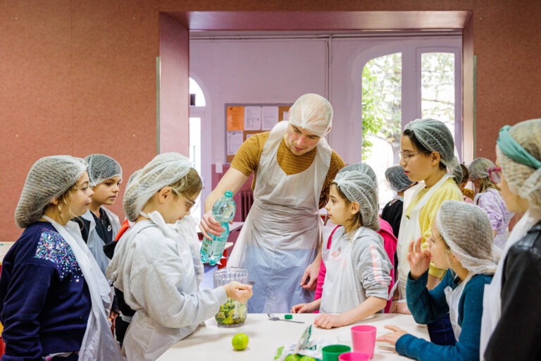 Préparation d’un smoothie collectif - Groupe enfant avec encadrant cuisine - Photographie publicitaire - Agence photo à Nantes