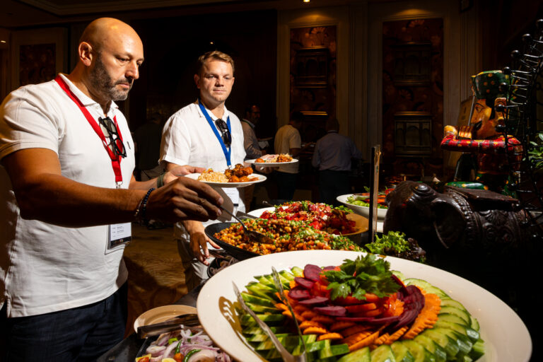Buffet de cuisine indienne - Invités se servant au dîner - Photographie de voyage d'entreprise - photographe nantes