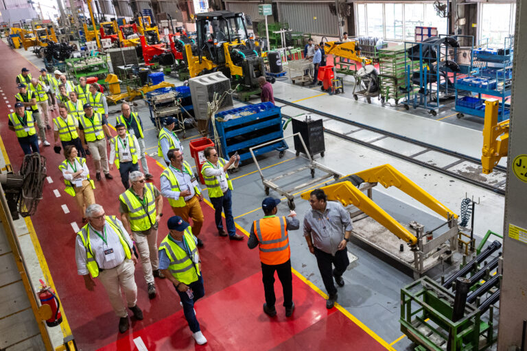 Visite guidée en usine Manitou - Participants équipés de gilets fluos - Reportage industriel professionnel - prestataire photo nantes