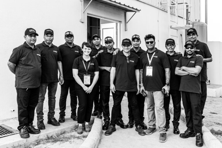 Portrait des démonstrateurs Manitou - Photo de groupe en noir et blanc - Photographie de voyage d'entreprise - studio photo loire-atlantique