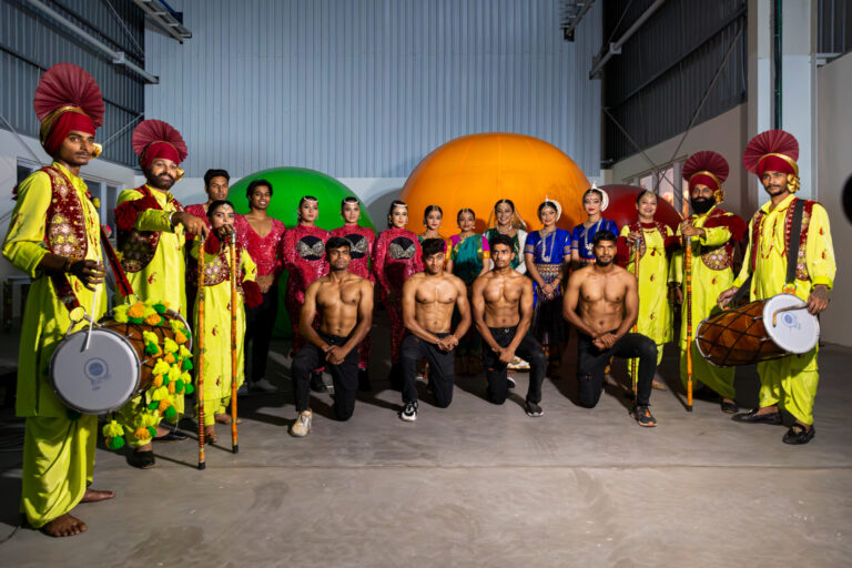 Troupe artistique en costume traditionnel - Performeurs en tenue de scène indienne - photographie d’une convention en Inde - Agence Brunet-Monié