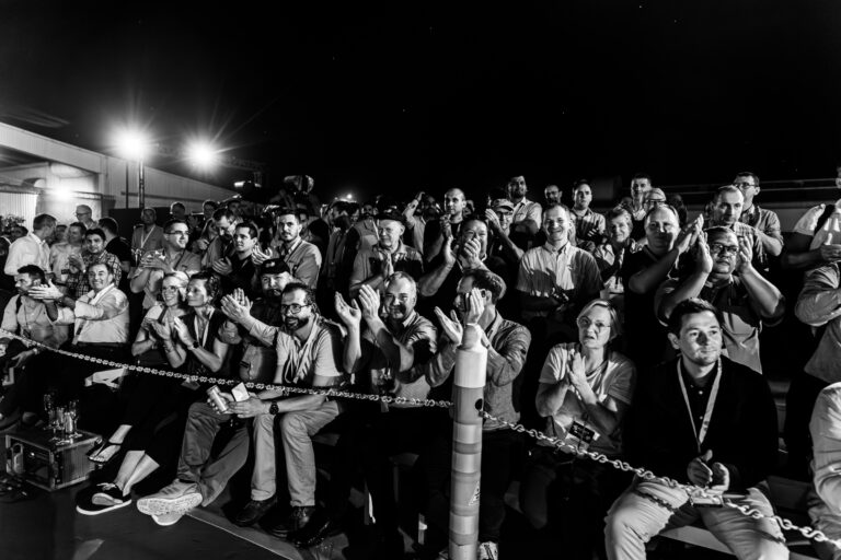 Public applaudissant en extérieur - Ambiance nocturne chaleureuse - Reportage événement entreprise - photographe nantes
