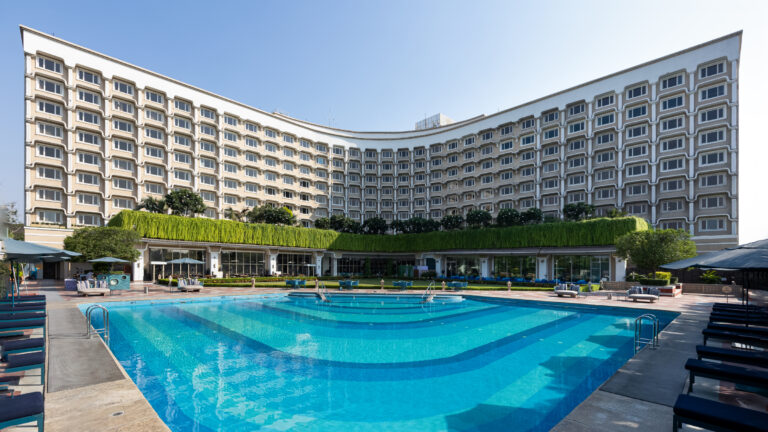 Piscine d'hôtel à Delhi - Façade d’un établissement haut de gamme - Photographie séjour professionnel - studio photo loire-atlantique