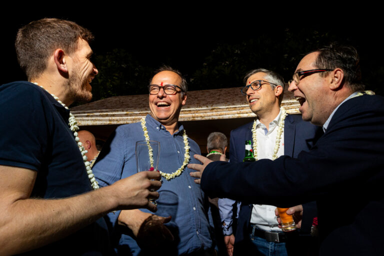 Participants riant en soirée - Colliers de fleurs lors d'un cocktail - Reportage événementiel professionnel - studio photo loire-atlantique