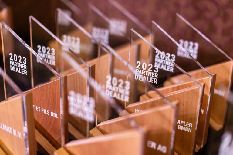Trophées en plexiglas gravés - Récompenses Partner Dealer 2023 - photographie d’une convention en Inde - prestataire photo nantes