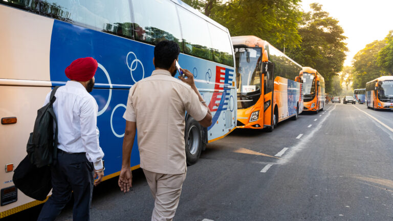 Hommes marchant vers bus de transport - Organisation logistique à Delhi - Photoreportage déplacement professionnel - studio photo loire-atlantique