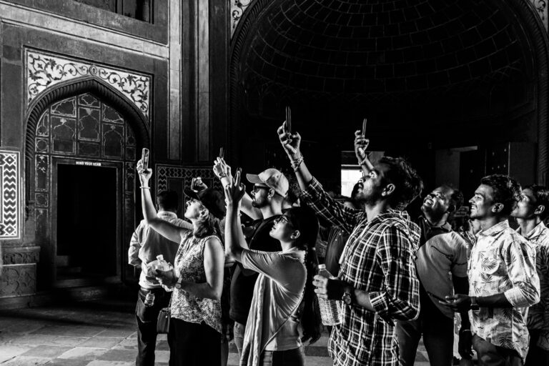Visiteurs levant les yeux vers le Taj Mahal - Scène immersive dans un monument historique - Reportage culturel en Inde - photographe nantes