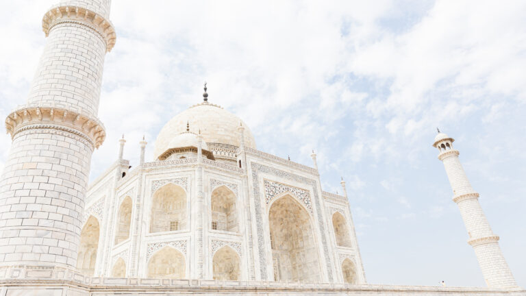 Taj Mahal en contre-plongée - Détail architectural marbre blanc - photographie d’une convention en Inde - Agence photo à Nantes