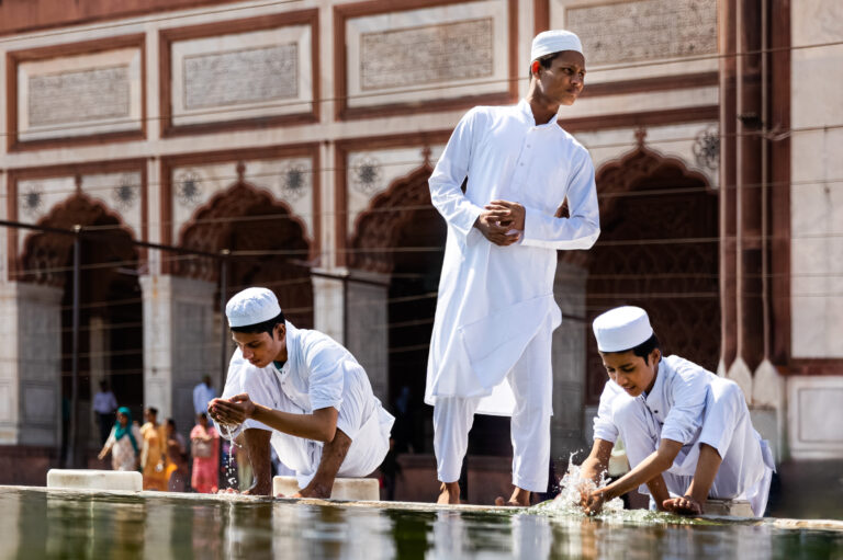 Musulmans en tenue blanche près d’un bassin - Mosquée indienne en arrière-plan - photographie d’une convention en Inde - Brunet-Monié