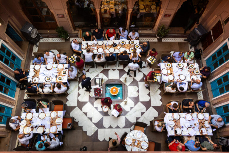 Déjeuner collectif en patio - Tables dressées dans un restaurant traditionnel - Photographie de voyage d'entreprise - Agence photo à Nantes