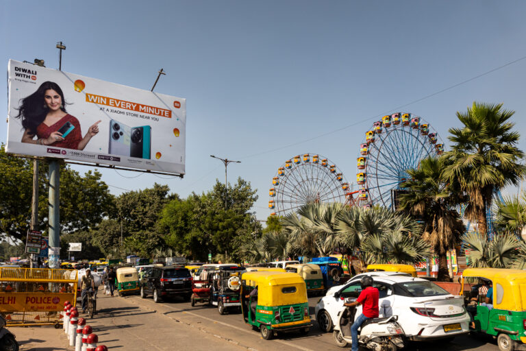 Circulation à Delhi avec rickshaws - Grande roue et publicité Diwali - Reportage entreprise à l’étranger - créateur de contenu nantes