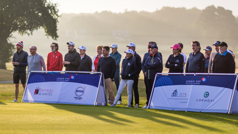 Participants alignés golf - Groupe d'avocats et comptables - Reportage événementiel sportif - Agence photo à Nantes
