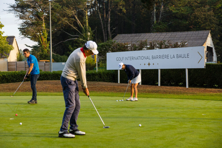 Golfeurs concentrés putting - Enseigne Golf Barrière La Baule - Photoreportage golf professionnel - prestataire photo nantes