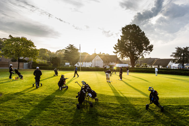 Golfeurs sur zone de putting - Échauffement en lumière dorée - Reportage sportif plein air - Agence photo à Nantes