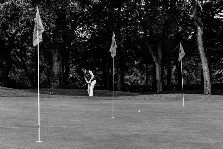 Golfeur près du practice - Cadrage au drapeau - compétition de golf - photographe nantes
