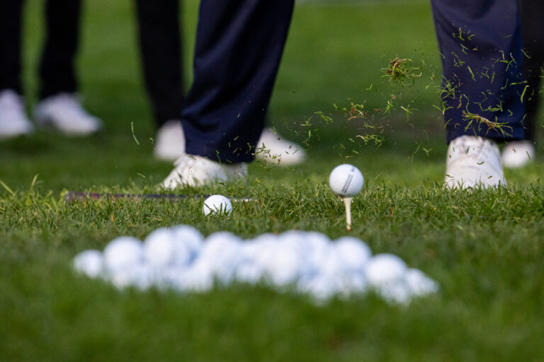 Impact de balle de golf - Herbe arrachée au contact - Reportage événementiel golfique - studio photo loire-atlantique