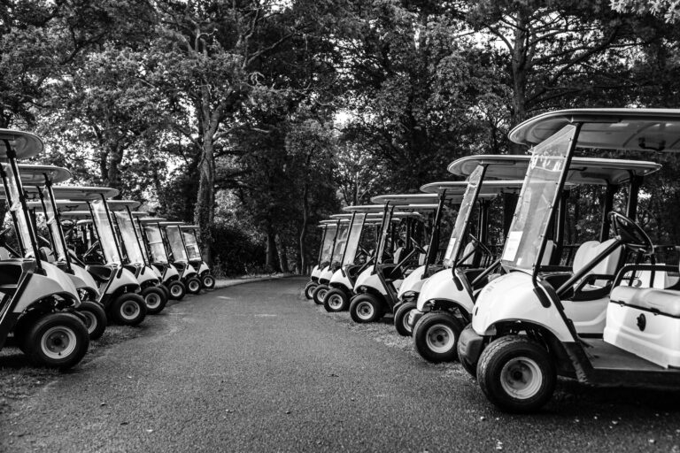File de voiturettes de golf - Préparation logistique tournoi - Reportage de golf haut de gamme - créateur de contenu nantes