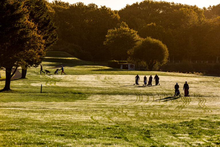 Joueurs de golf en mouvement - Parcours au lever du jour - Photoreportage sportif - prestataire photo nantes