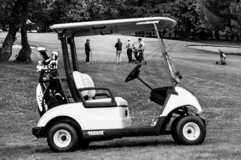 Voiturette sur parcours - Golfeurs en pleine discussion - compétition de golf - photographe nantes