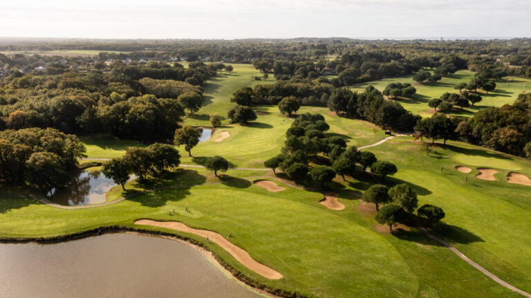Parcours de golf vue drone - Étendue verdoyante avec bunkers - Reportage visuel sportif - studio photo loire-atlantique