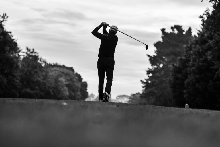 Golfeur silhouette contre ciel - Trajectoire capturée au follow-through - compétition de golf - studio photo loire-atlantique
