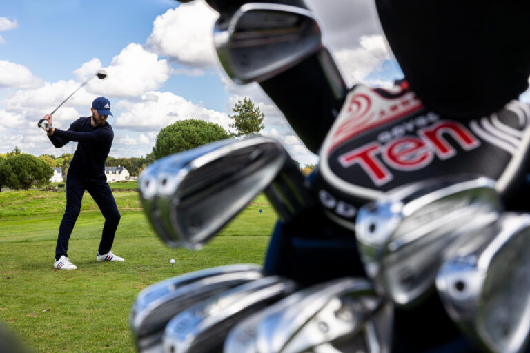 Golfeur en plein élan - Clubs en premier plan floutés - Reportage événementiel golfique - photographe nantes