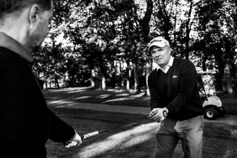 Champion de golf en démonstration - Partage de technique sur le fairway - Reportage sportif professionnel - Agence photo à Nantes