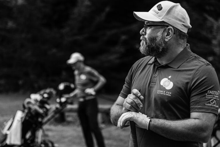 Joueur concentré avant swing - Polo brodé Leagle Cup - compétition de golf - prestataire photo nantes