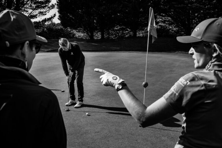 Conseil entre coéquipiers golf - Préparation de putt stratégique - Reportage événementiel compétition - créateur de contenu nantes