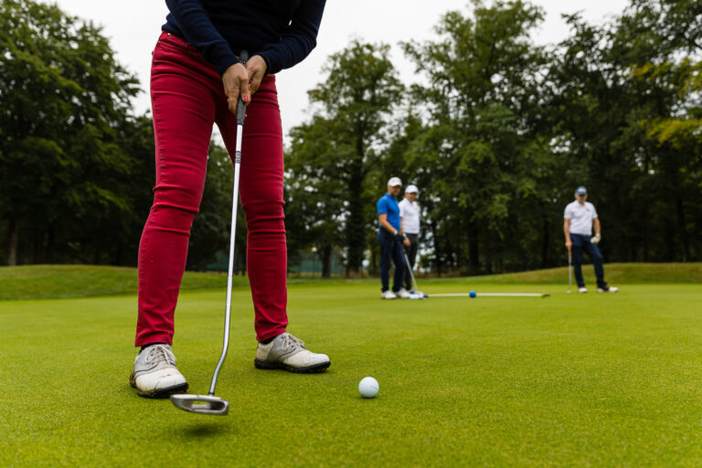 Putt en gros plan - Golfeuse en action sur green - Photoreportage golf amateur - studio photo loire-atlantique