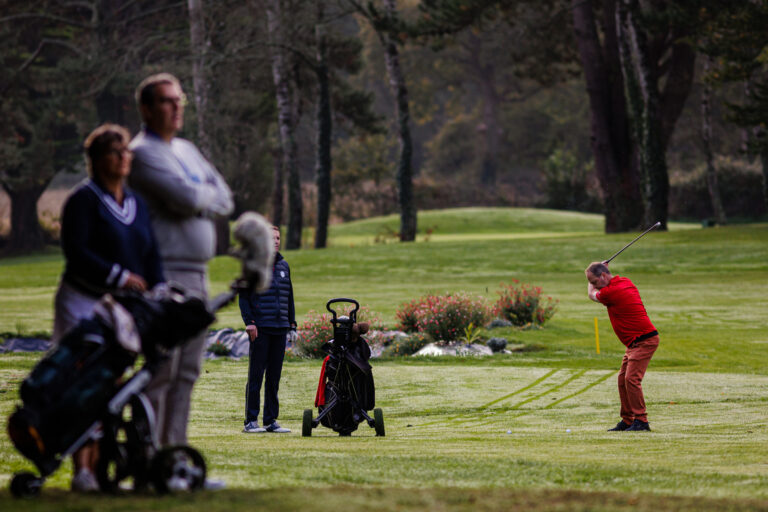 Swing capté en plein élan - Attente autour du départ - compétition de golf - studio photo loire-atlantique