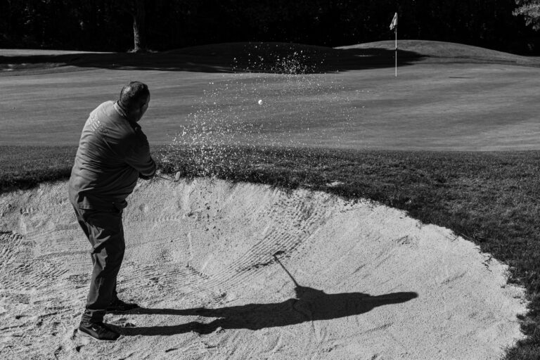 Sortie de bunker en pleine action - Sable en suspension après impact - compétition de golf - prestataire photo nantes