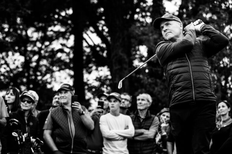 Démonstration swing devant spectateurs - Champion de golf sous les arbres - Photoreportage événement sportif - Brunet-Monié