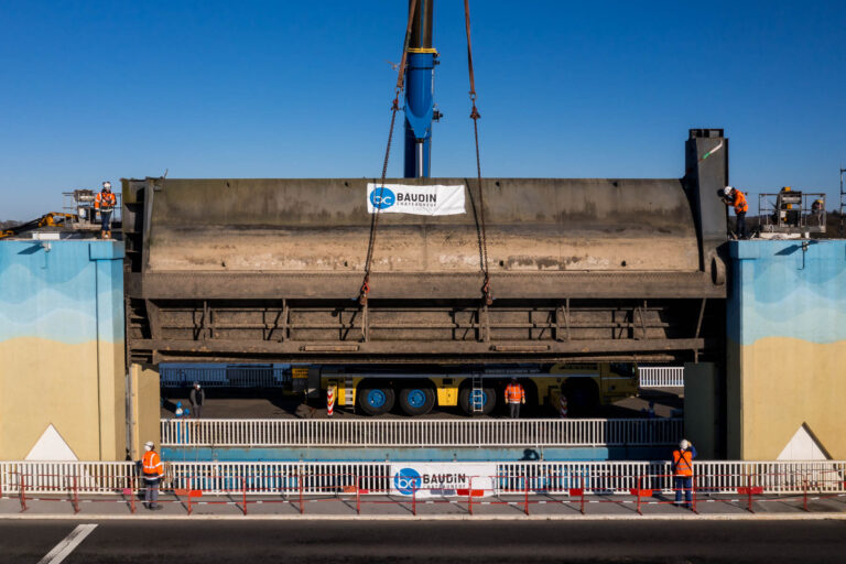 Dépose d’une vanne monumentale - Opération technique sur barrage d’Arzal - Photographier l’excellence technique - Photographe nantes