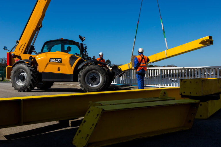Télescopique jaune en plein levage - Coordination homme-machine chantier - Reportage métier industriel - créateur de contenu nantes