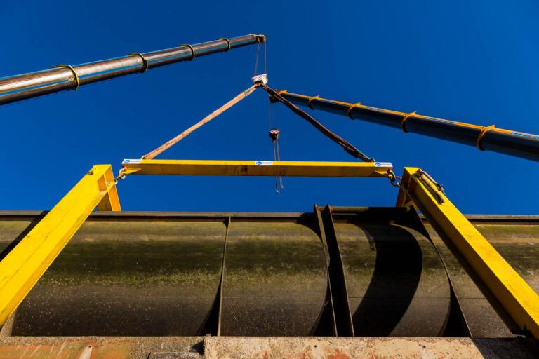 Grue double en pleine extension - Système de levage sur vanne métallique - Photographier l’excellence technique - Brunet-Monié