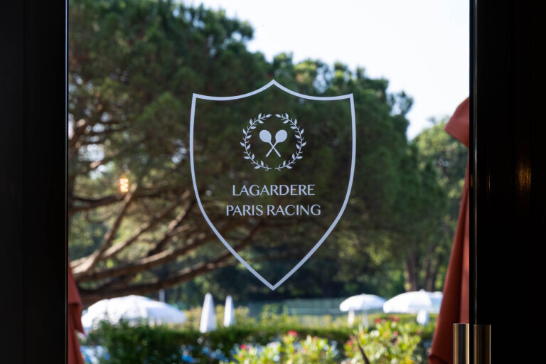 Logo Lagardère Paris Racing - Blason sur vitre transparente - Photoreportage lieu emblématique parisien - Studio photo Loire-Atlantique