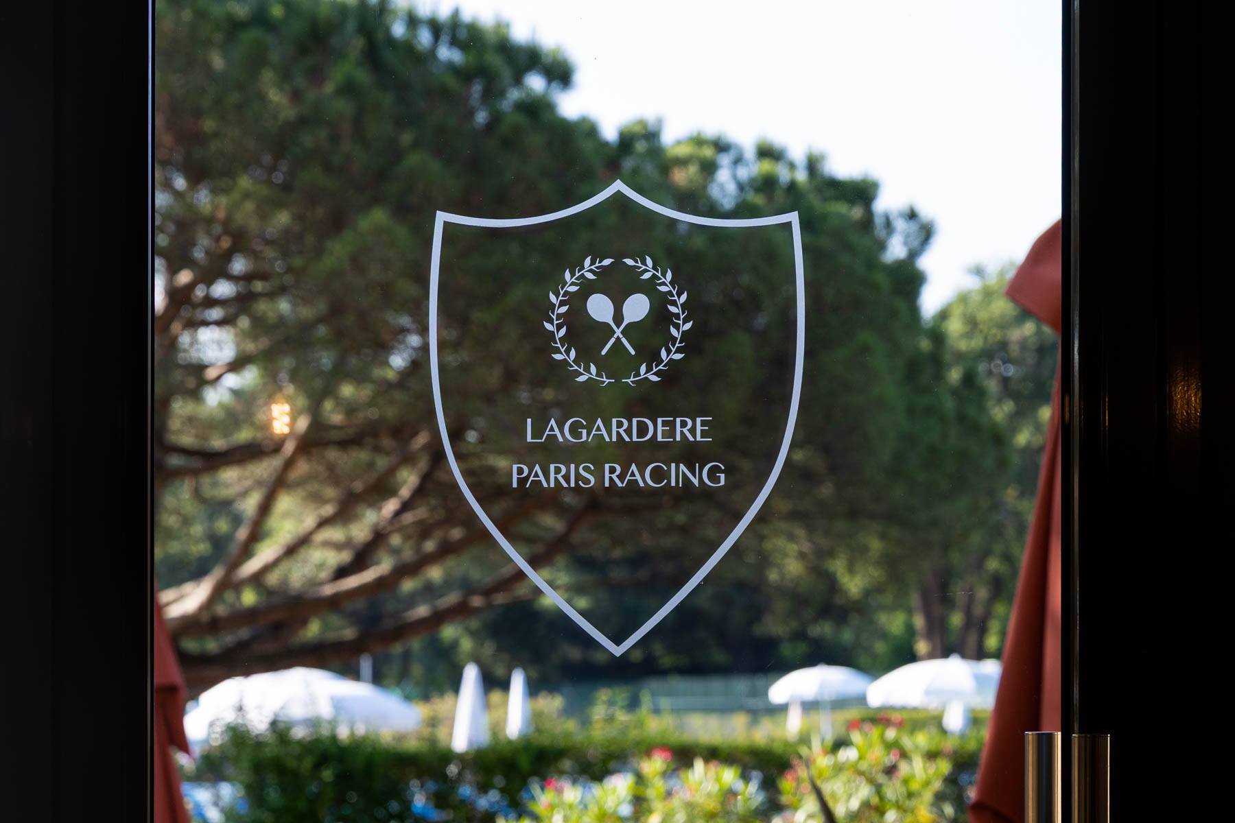 Logo Lagardère Paris Racing - Blason sur vitre transparente - Photoreportage lieu emblématique parisien - Studio photo Loire-Atlantique