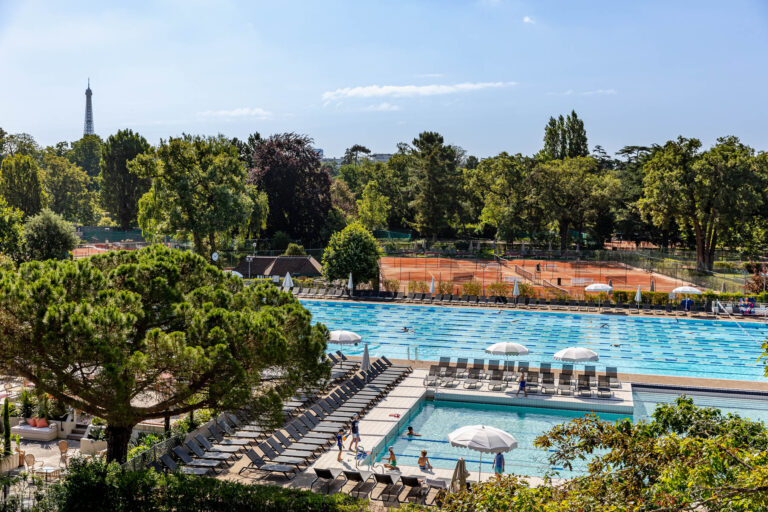 Piscine olympique Lagardère Paris Racing - Vue sur courts de tennis et Tour Eiffel - Reportage luxe parisien - Photographe Nantes