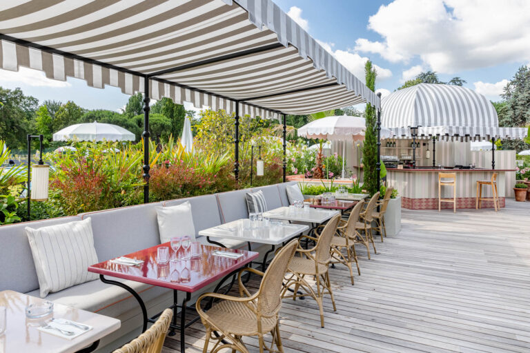 Terrasse ombragée restaurant club - Mobilier bistrot élégant - Reportage d’architecture lifestyle - Agence Brunet-Monié